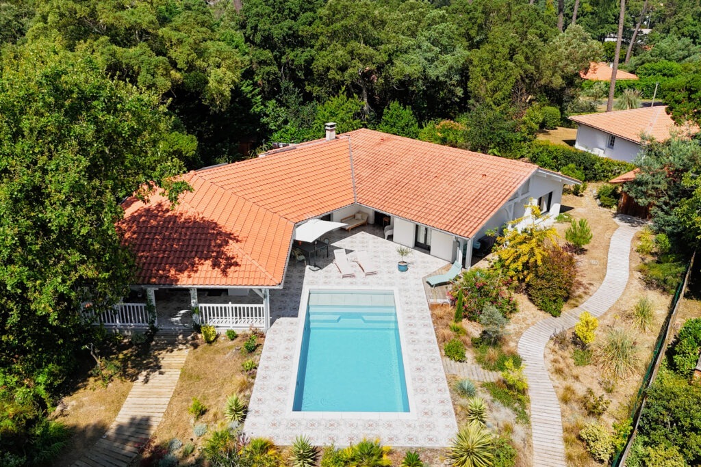 GFK Pool in einem großzügigen Garten