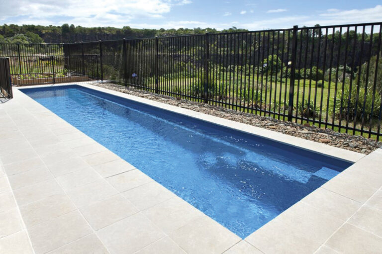 Poolbau in NRW mit moderner Gartenanlage